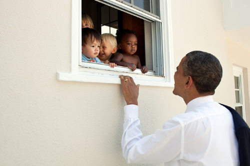Những hình ảnh ấm áp của Tổng thống Obama bên trẻ nhỏ ảnh 18